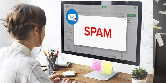 ein Mädchen arbeitet an ihrem Computer und ihre E-Mail geht in Spam