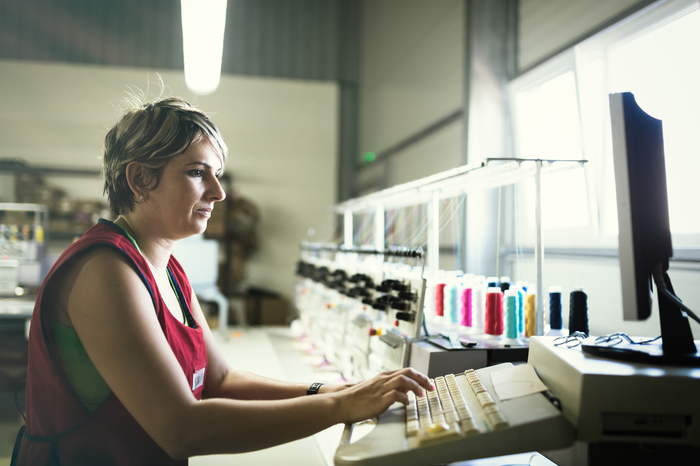 Ouvrier textile - technologie de l'information informatisée dans la fabrication