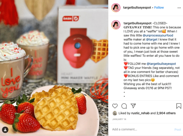 Waffle em formato de coração com morango para concursos do Instagram do Dia dos Namorados