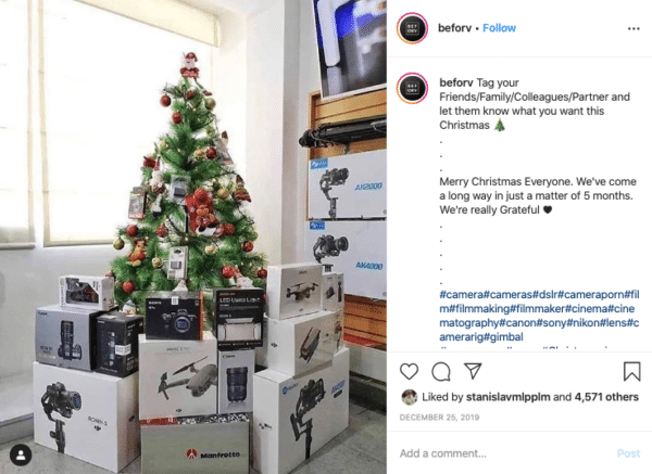 Árvore de Natal com cineasta, câmera e drone para concursos de Natal no Instagram