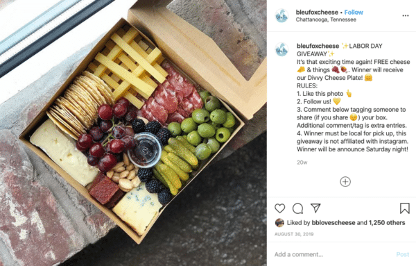 Caixa de comida com queijo, carne, cereja, framboesa, nozes, etc. para concursos do Instagram do Dia do Trabalho