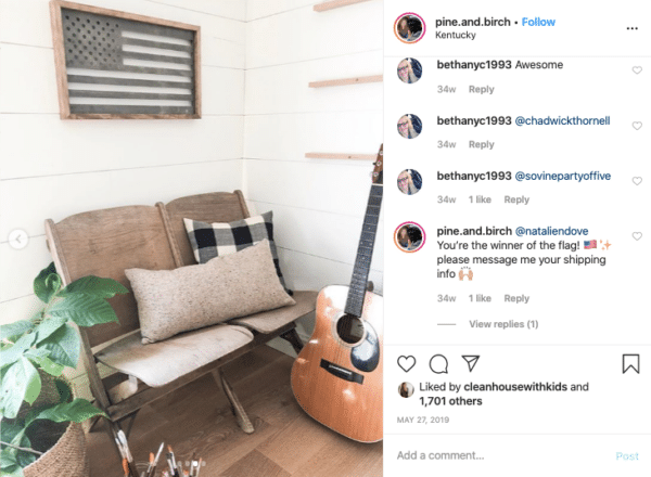 Cadeira e guitarra com a bandeira da América para concursos do Instagram do Memorial Day