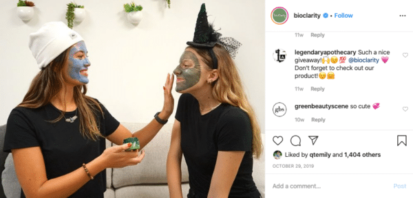 Duas meninas com chapéu aplicando máscara facial para concursos de Halloween no Instagram