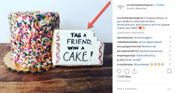 Viraler Instagram-Werbepost von Scratch Bakeshop mit buntem Kuchen, auf dem steht: Markiere einen Freund, gewinne einen Kuchen