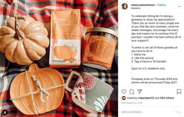 Viraler Instagram-Werbepost von Rebecca Anne mit Becher- und Kürbisdesign-Werbegeschenken