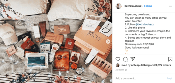 Viraler Instagram-Werbepost von Beth Louise mit verschiedenen Beauty- und Essential-Produkten