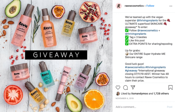 Instagram viraler Giveaway-Post von Raww Cosmetics Giveaway-Produkten und natürlichen Früchten