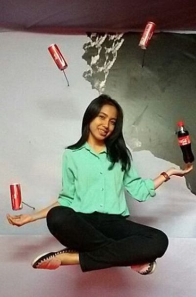 Indonesia_Coca-Cola_Shareacoke_girl_400