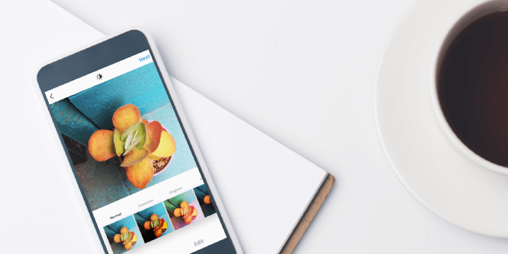 5 款最佳 Instagram 照片编辑器应用程序 - 在 iPhone 上在咖啡杯旁边的剪贴板上打开 Instagram 编辑