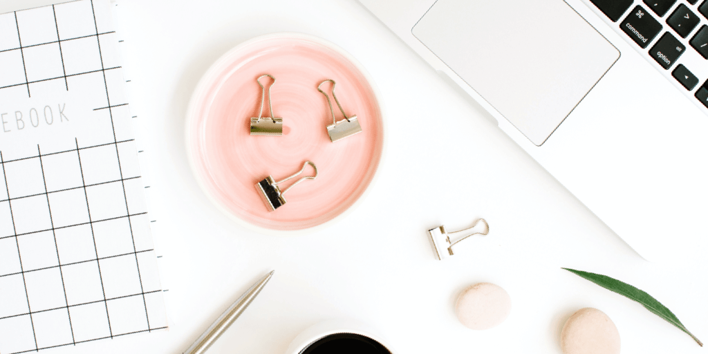 Aufbau einer Marke auf Instagram-Header-Bild - goldene Binder-Clips auf rosa Teller