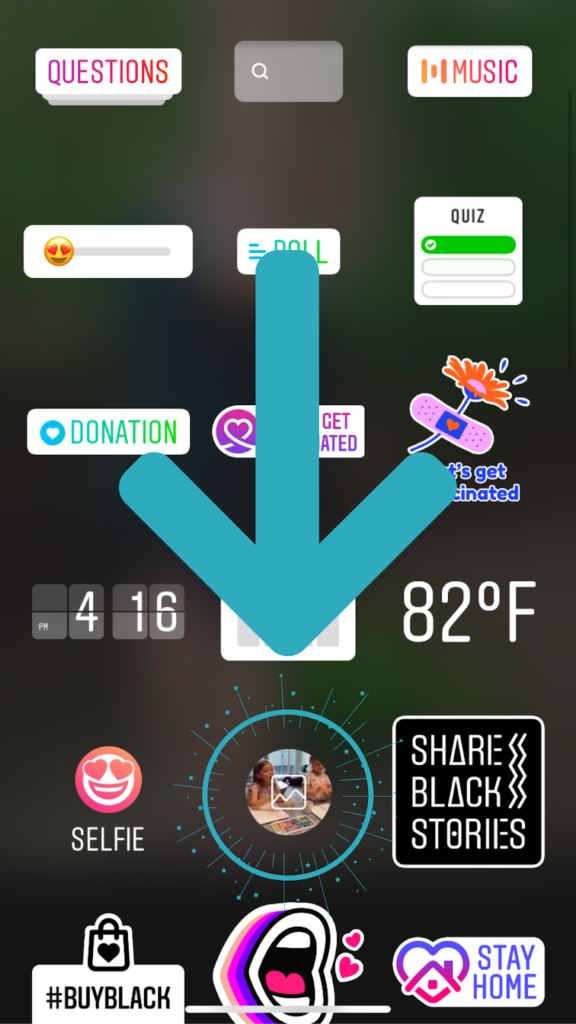 Zrzut ekranu Instagram Stories „naklejka ze zdjęciem” zakreślona strzałką.