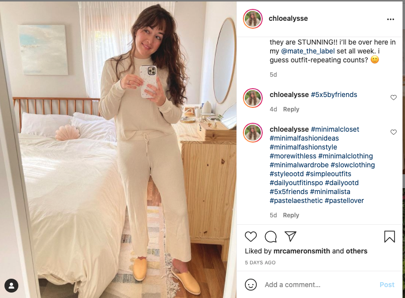 Hashtag per la moda minimalista sul post instagram di Chloe Alysse