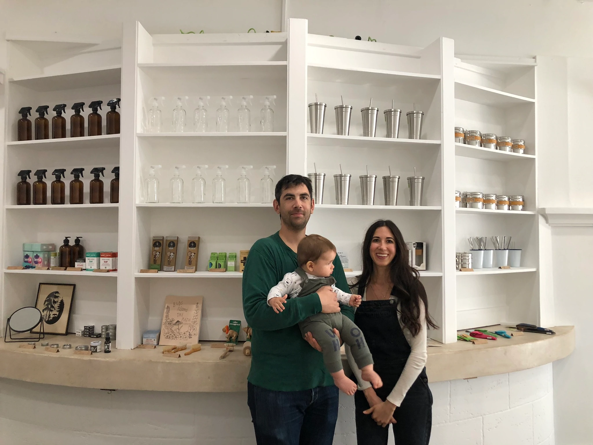 Proprietarii Wild Minimalist Max și Lily Cameron în magazinul lor situat în San Anselmo, California, împreună cu fiul lor, Grant.