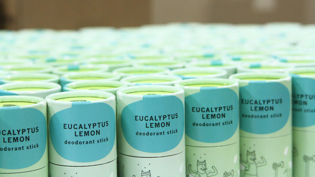 Rânduri de batoane deodorante Eucalyptus Lemon de la Meow Meow Tweet.