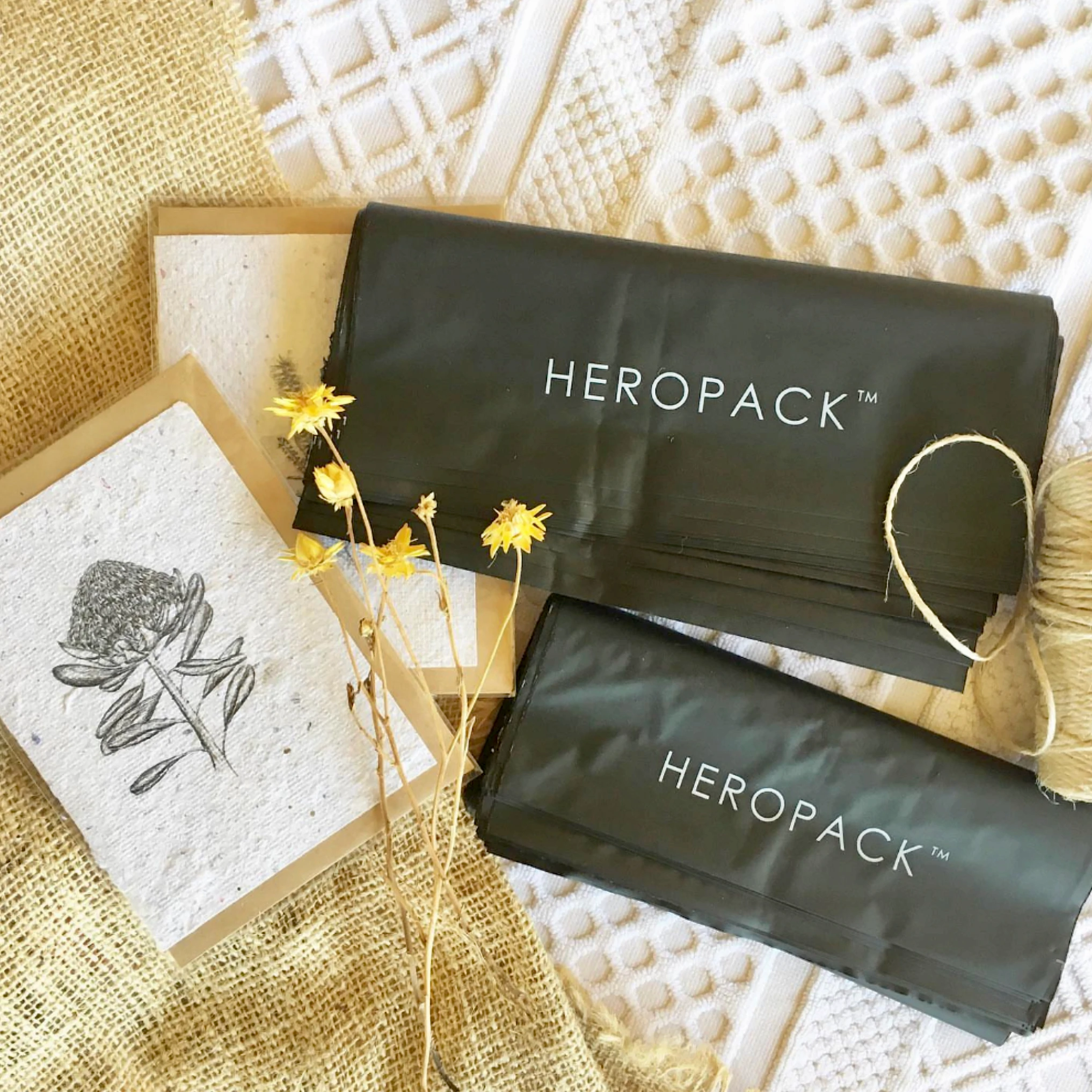 Mailere compostabile negre fabricate de Hero Packaging.