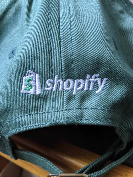 Shopify błąd haftu logo na próbce kapelusza taty