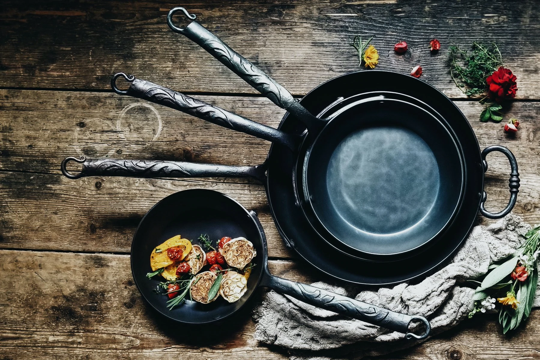 Casseroles coulées sur une surface en bois