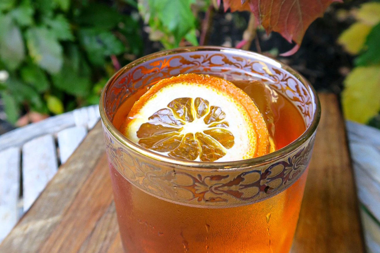 Gros plan d'un cocktail avec une tranche d'orange