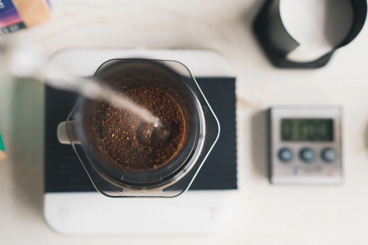 Le marc de café est versé dans une cafetière