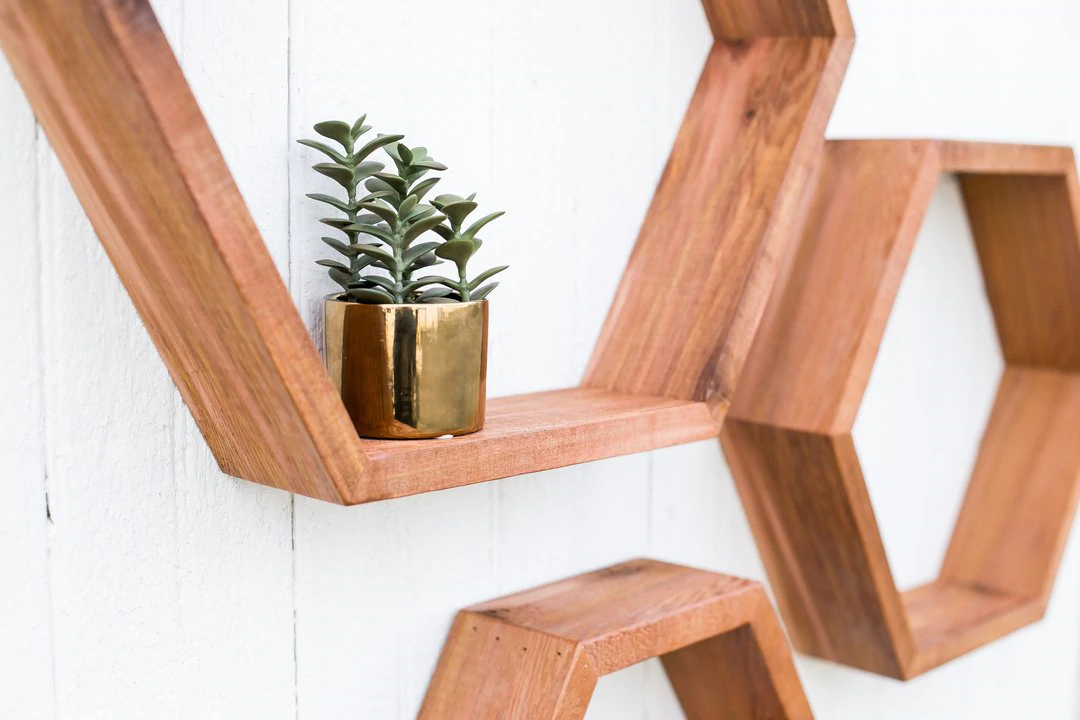 Étagères hexagonales accrochées à un mur blanc