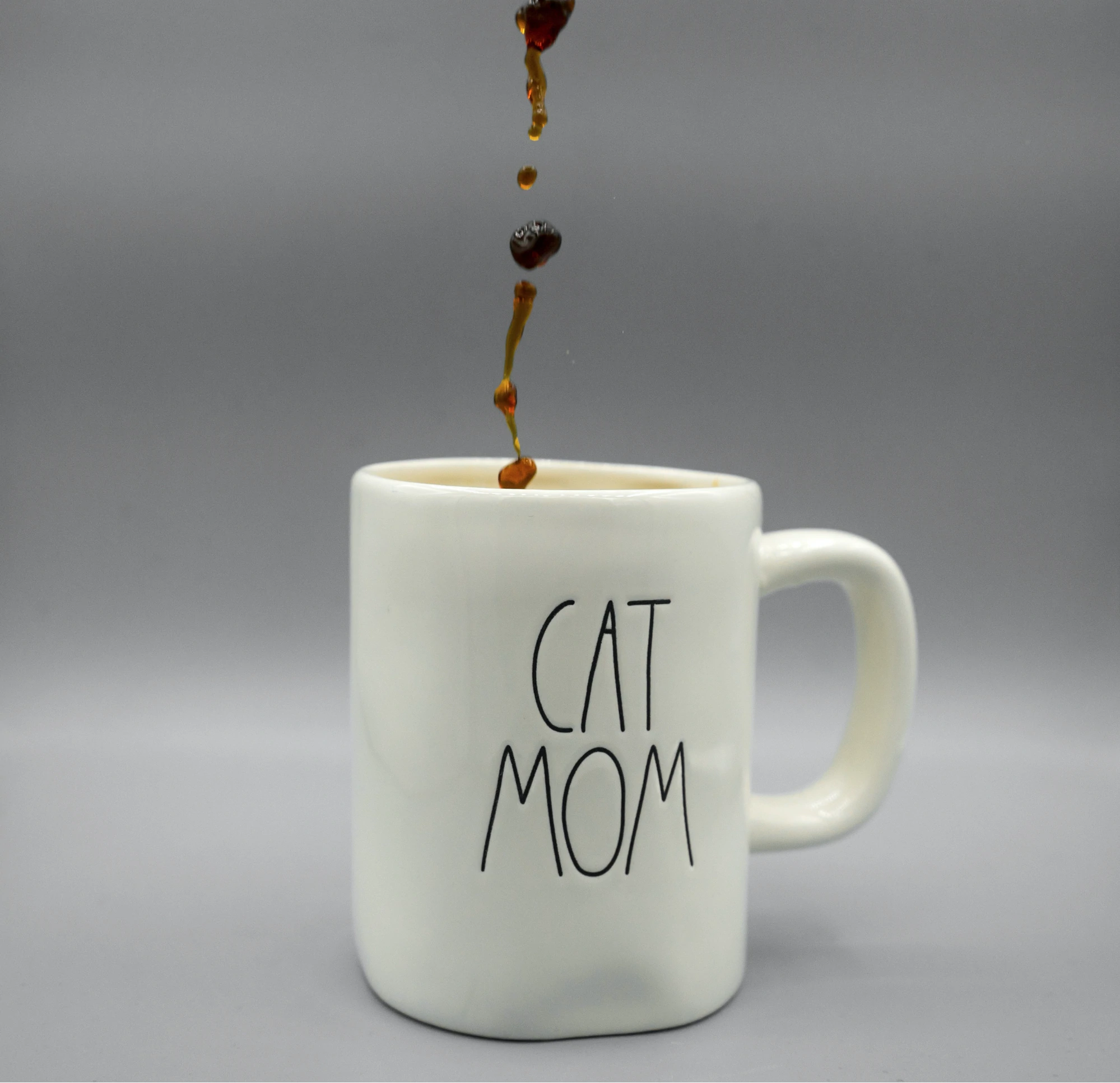 Cana cu text pe care scrie Cat Mom