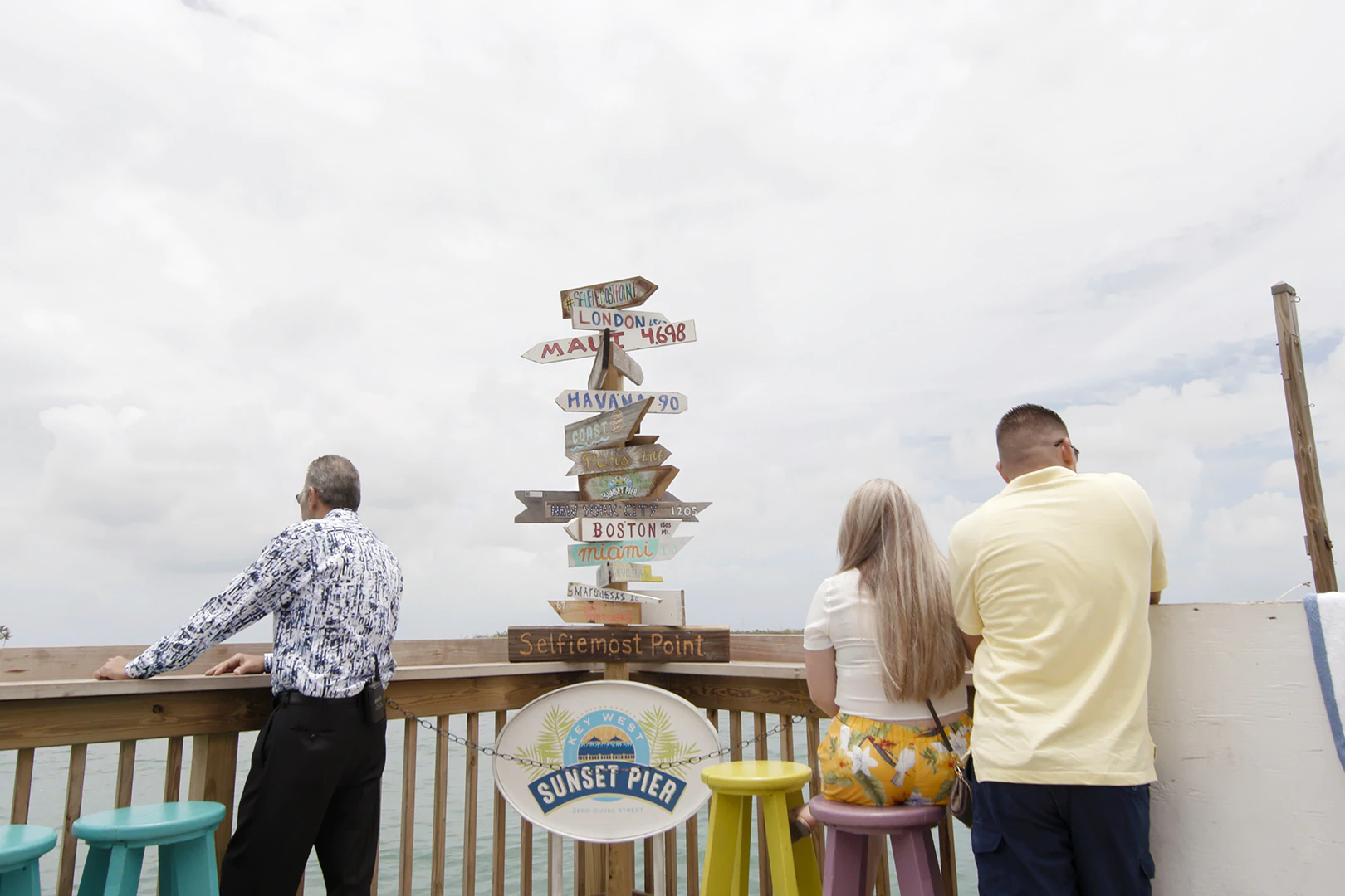 Oamenii au vedere la apă pe un dig din Key West, Florida