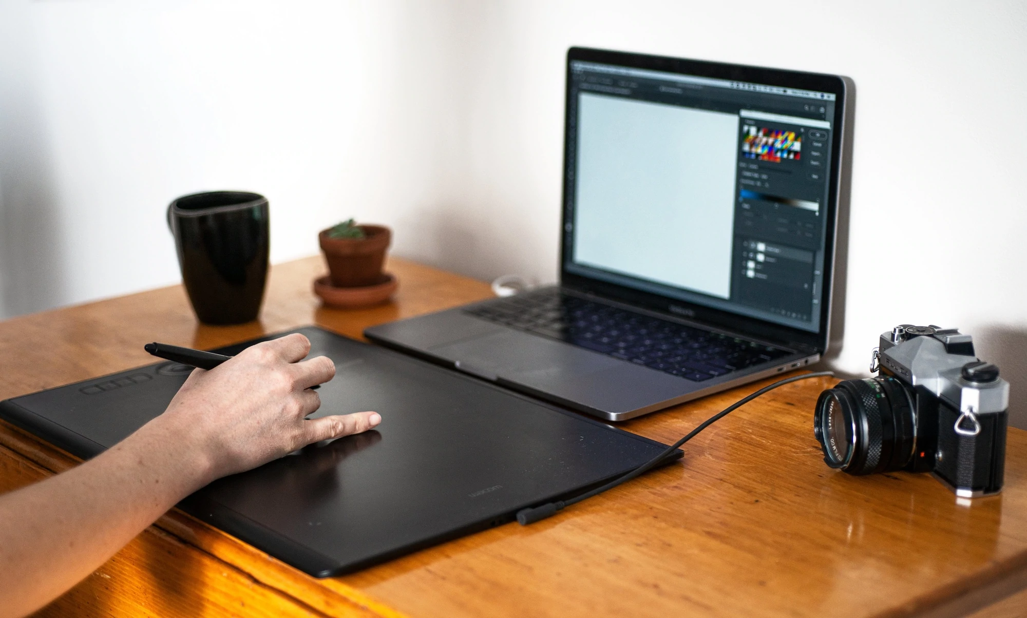 Primo piano delle mani di una persona utilizzando un software di fotoritocco su un laptop