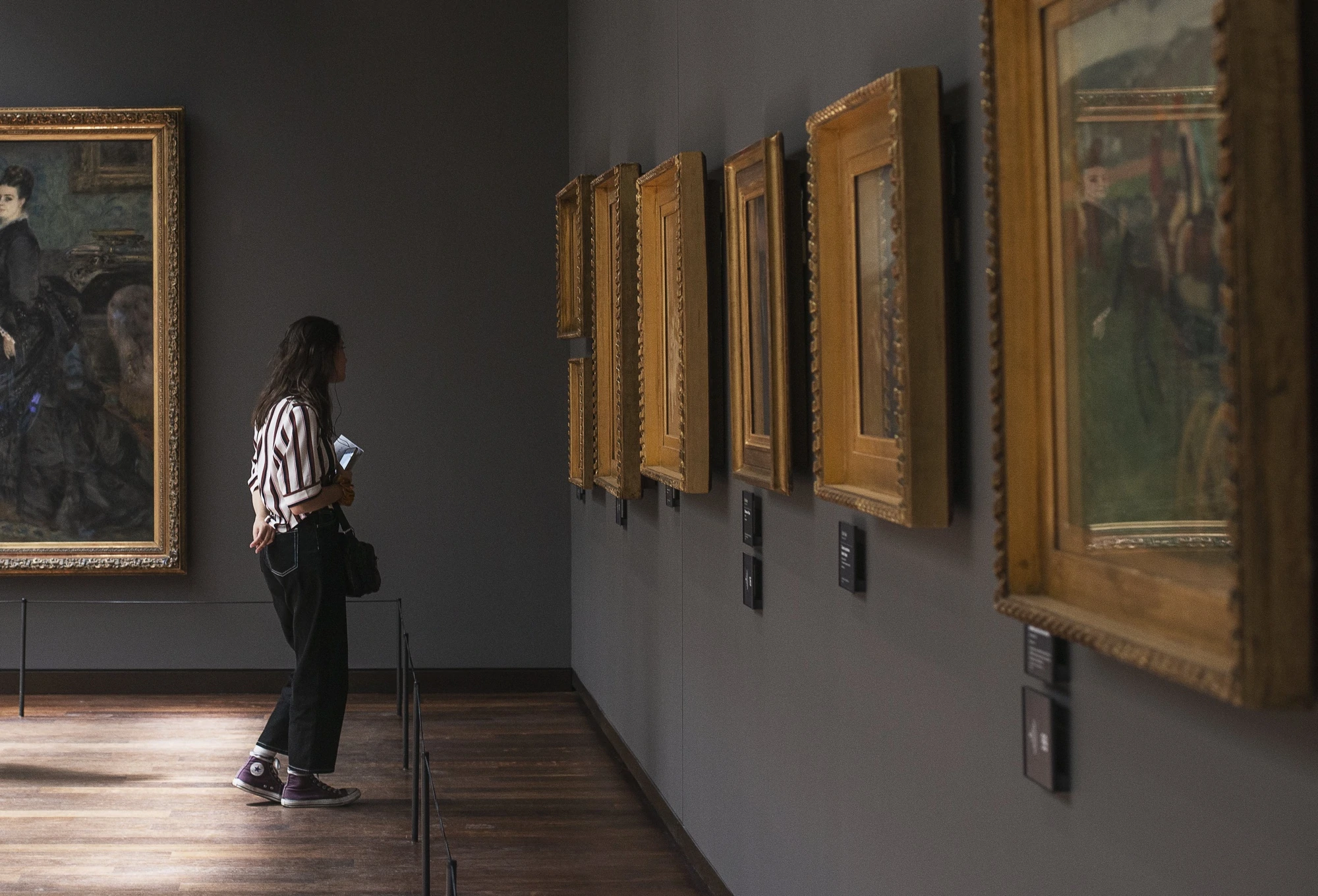 Una donna guarda l'arte in una galleria