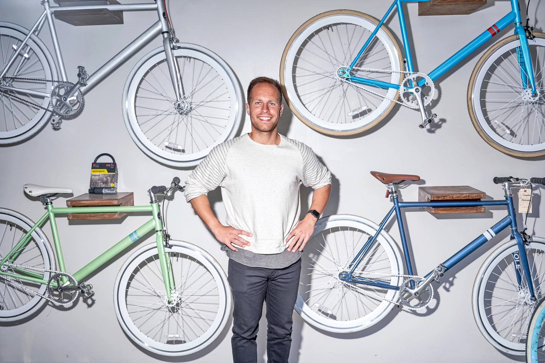 Jimmy Standley, presidente di Sole Bicycles, in piedi nel suo negozio di biciclette di Venice, California.