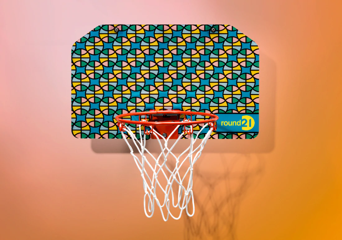 Un mini panier de basket par Round21 sur fond orange