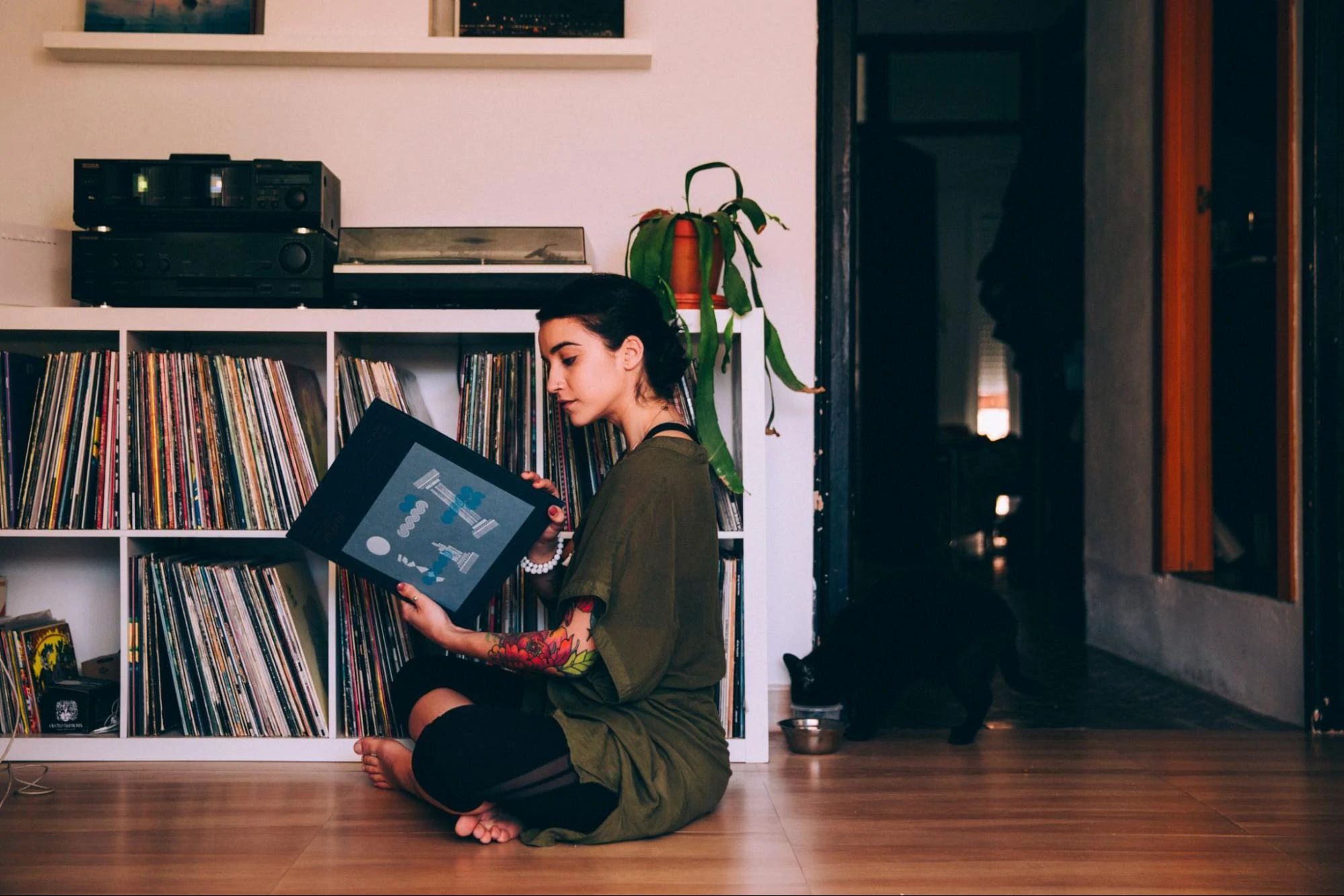 femmes assises sur le sol regardant des disques vinyles