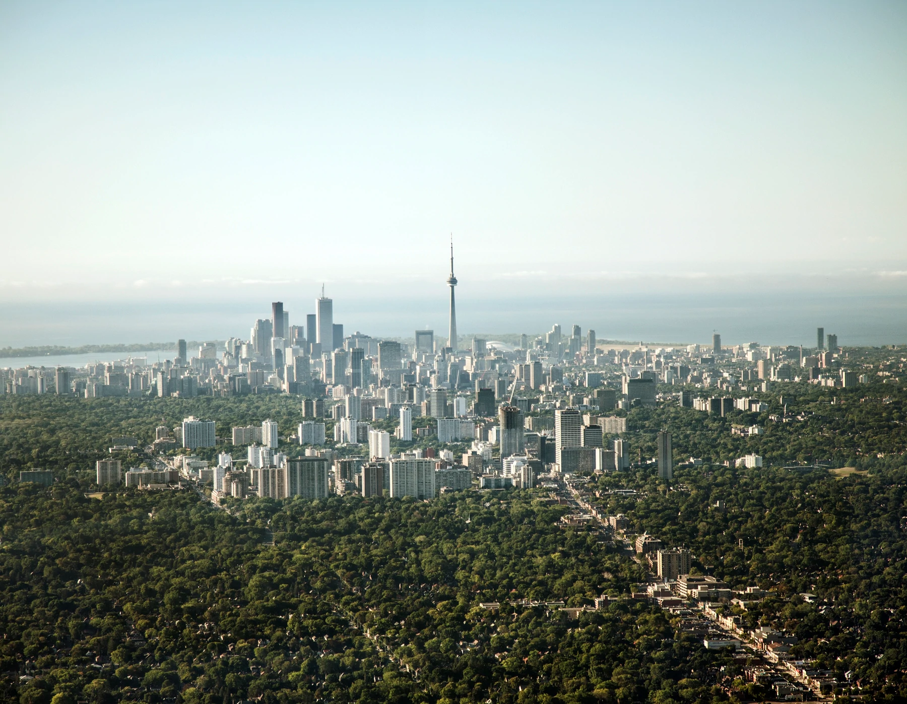 Fotografie aeriană a Toronto, Canada, cu fața spre sud, spre Lacul Ontario.