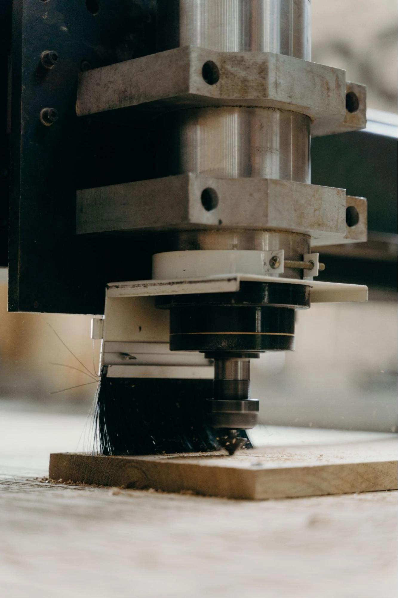 nahaufnahme-der-bohrerbefestigung-auf-dem-cnc-router