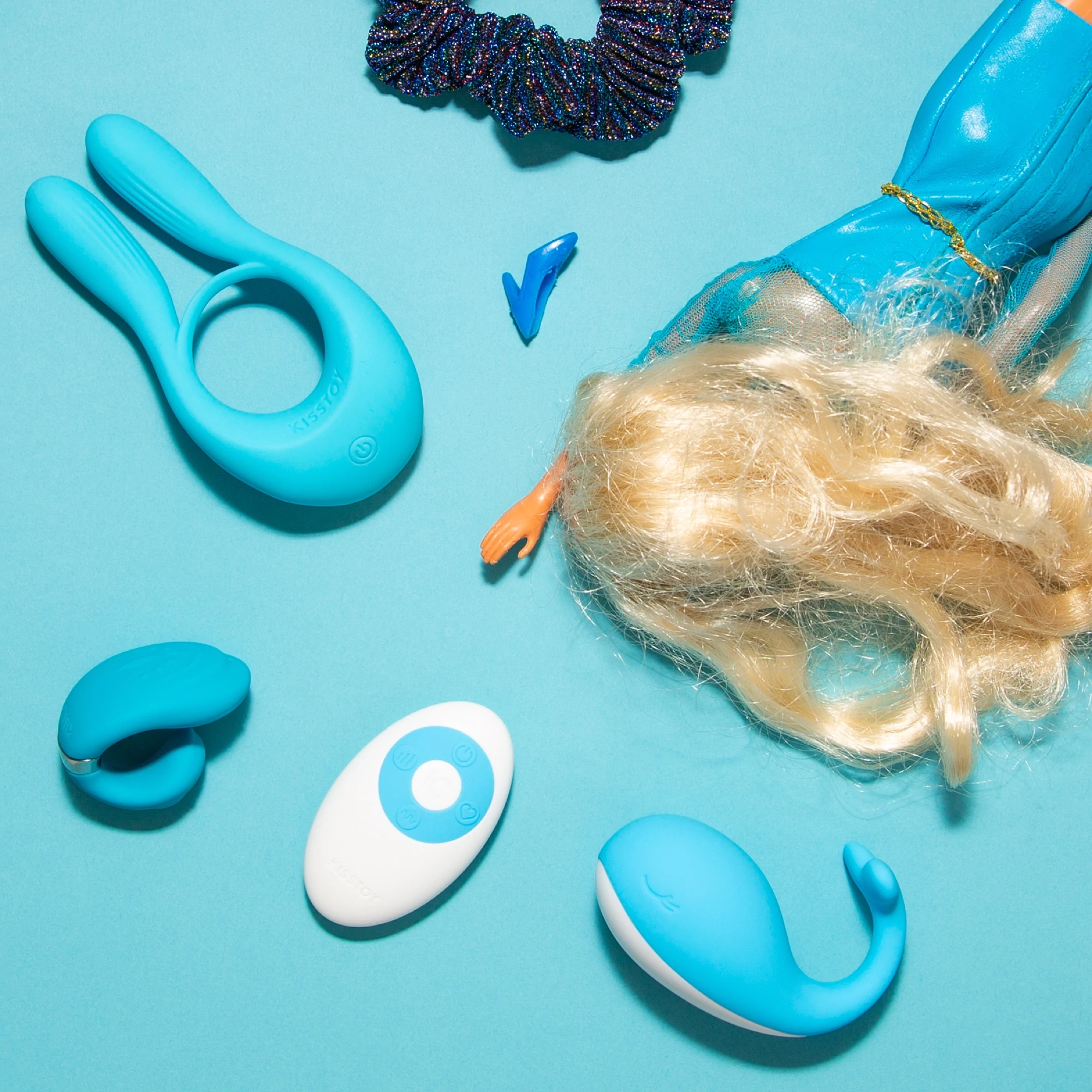 Objets bleus et jouets sexuels disposés en flatlay sur fond bleu