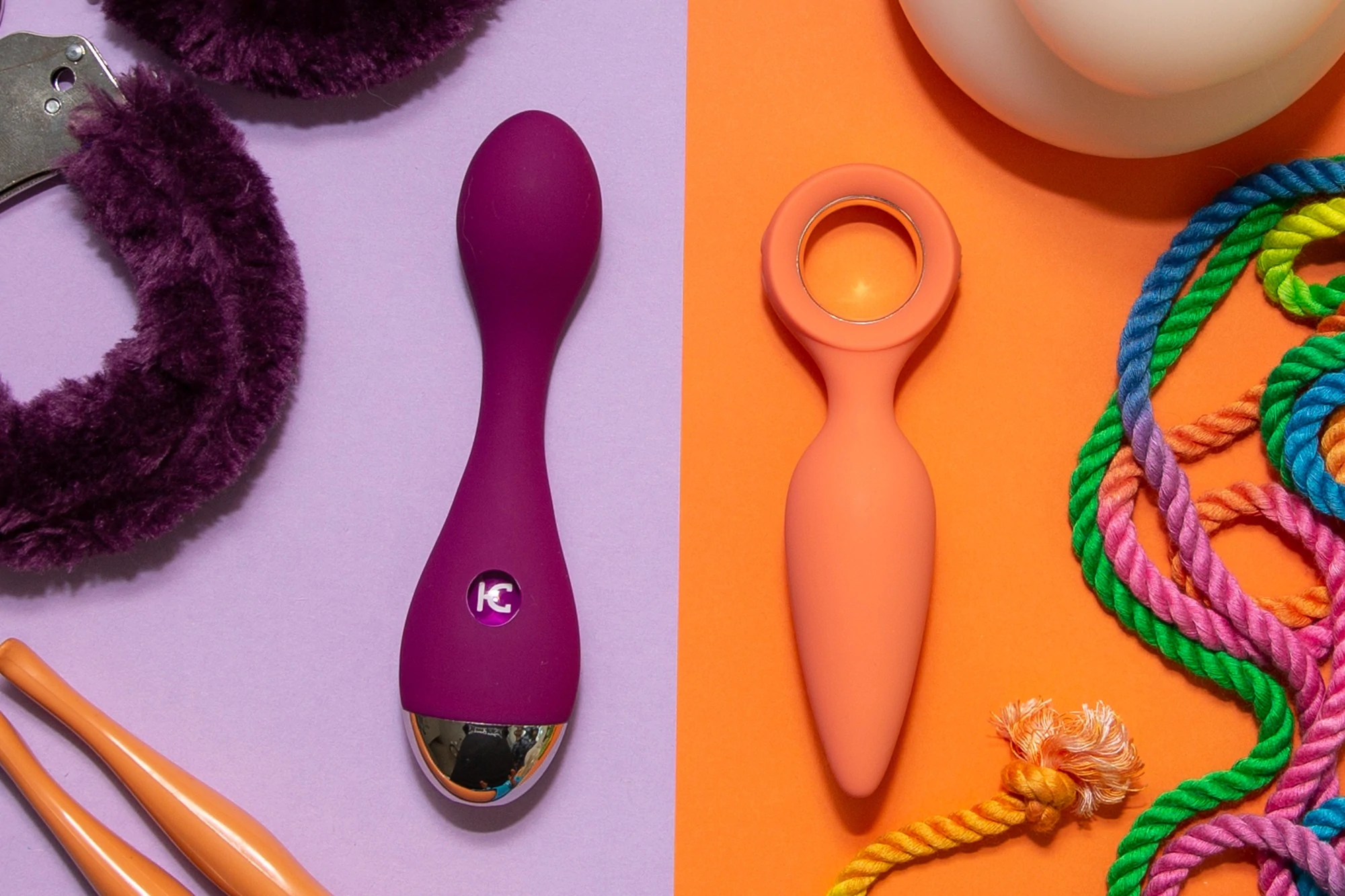 Flatlay d'objets colorés, dont deux vibromasseurs