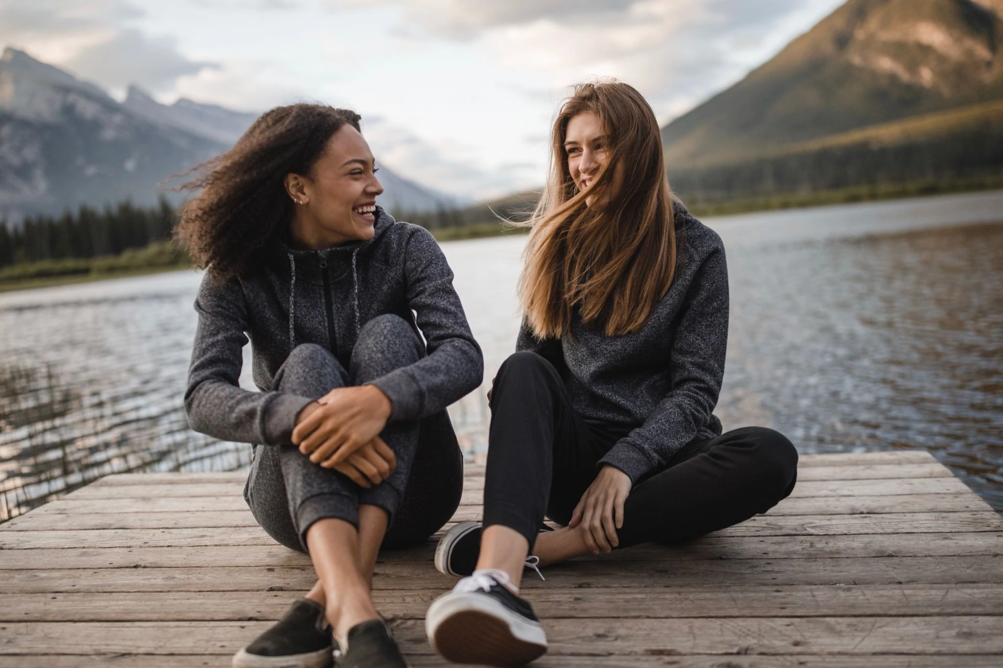 Vêtement Tentree porté par deux mannequins près d'un lac.