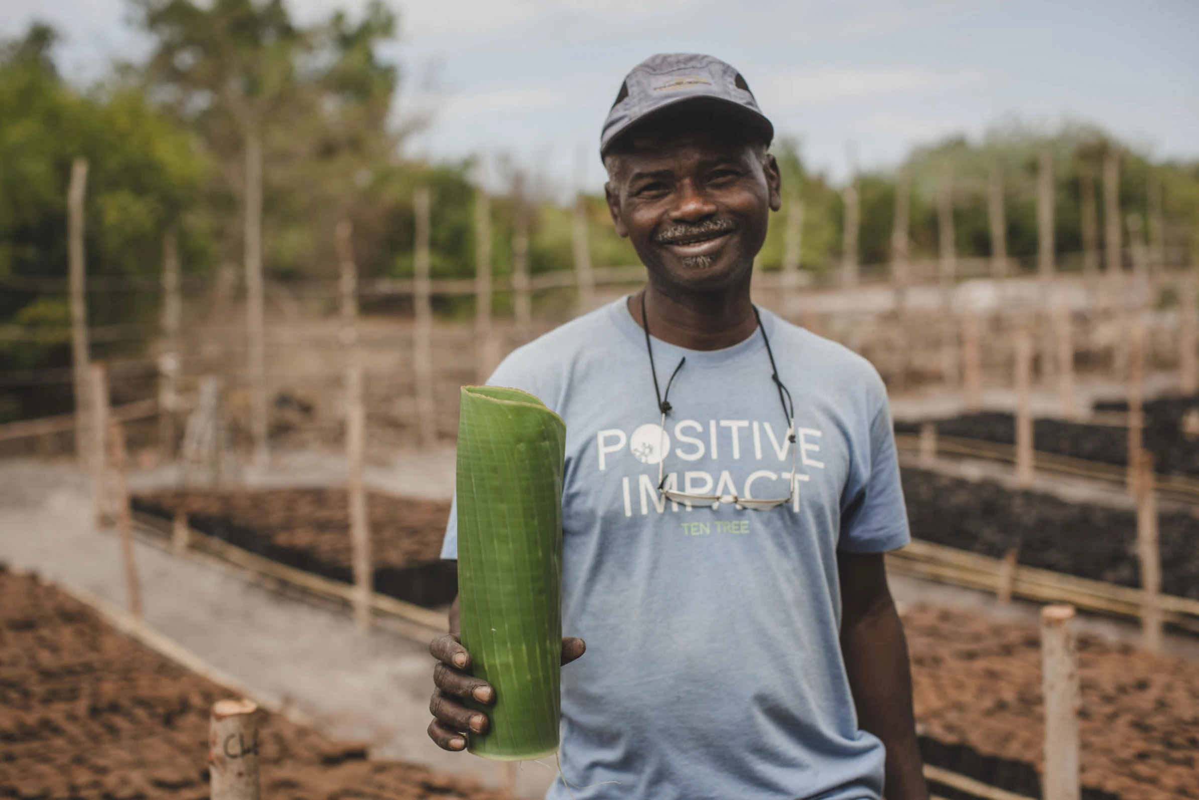 Un planteur d'arbres à Madagascar aide Tentree à remplir sa mission.