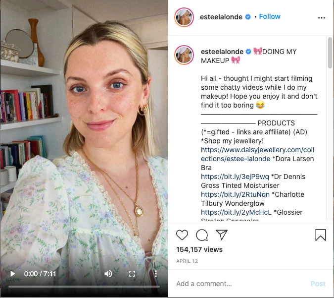 L'influenceuse Instagram, Estée Lalonde, partage une mise à jour vidéo sur Instagram à propos du maquillage qu'elle utilise dans sa routine