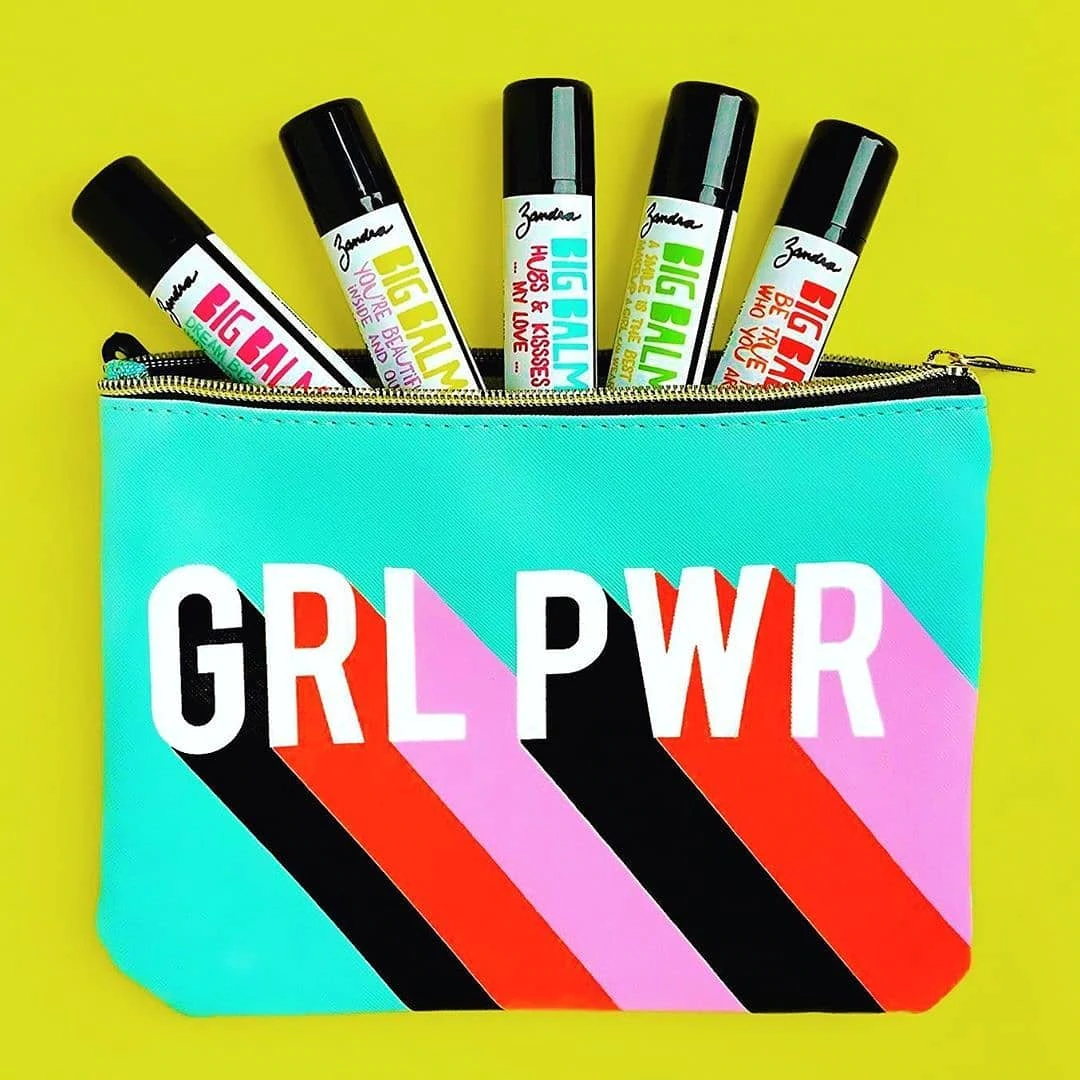 Bolsa que diz "GRL PWR" contém 5 Big Balms da Zandra Beauty