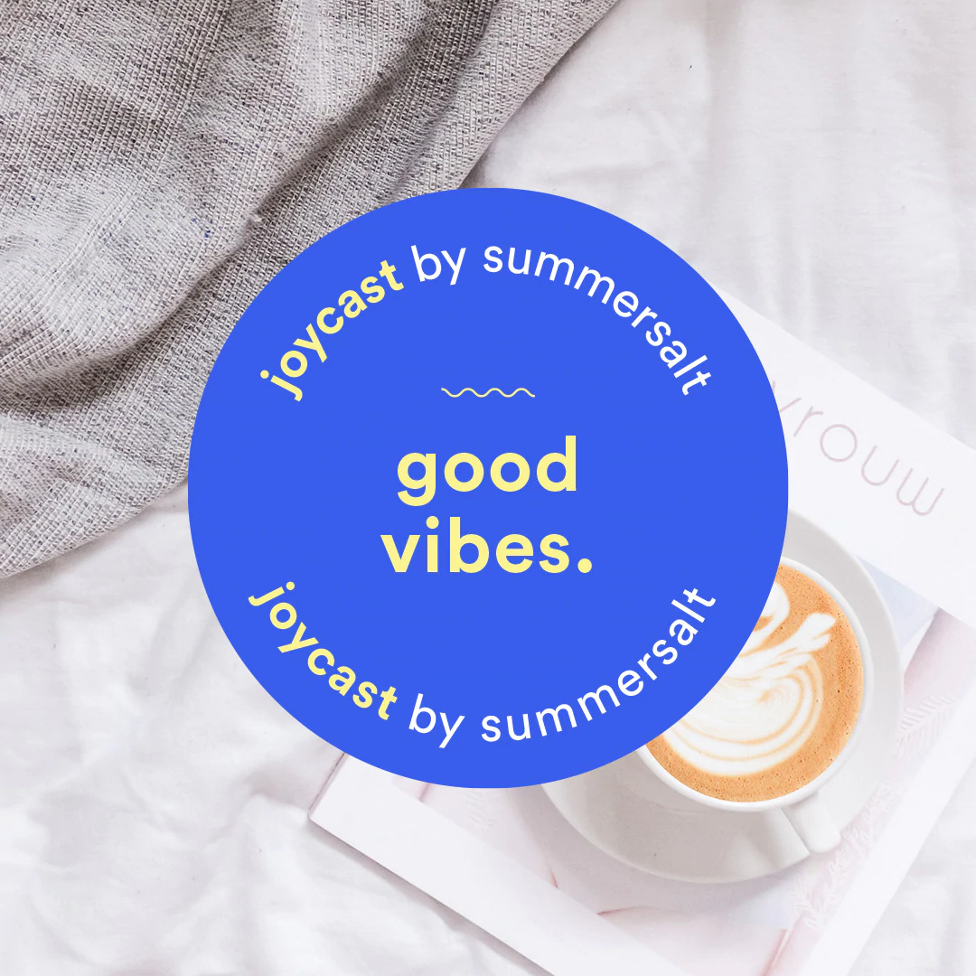 Un cercle bleu avec le texte "Joycast by Summersalt" et "good vibes" recouvre l'image d'un café