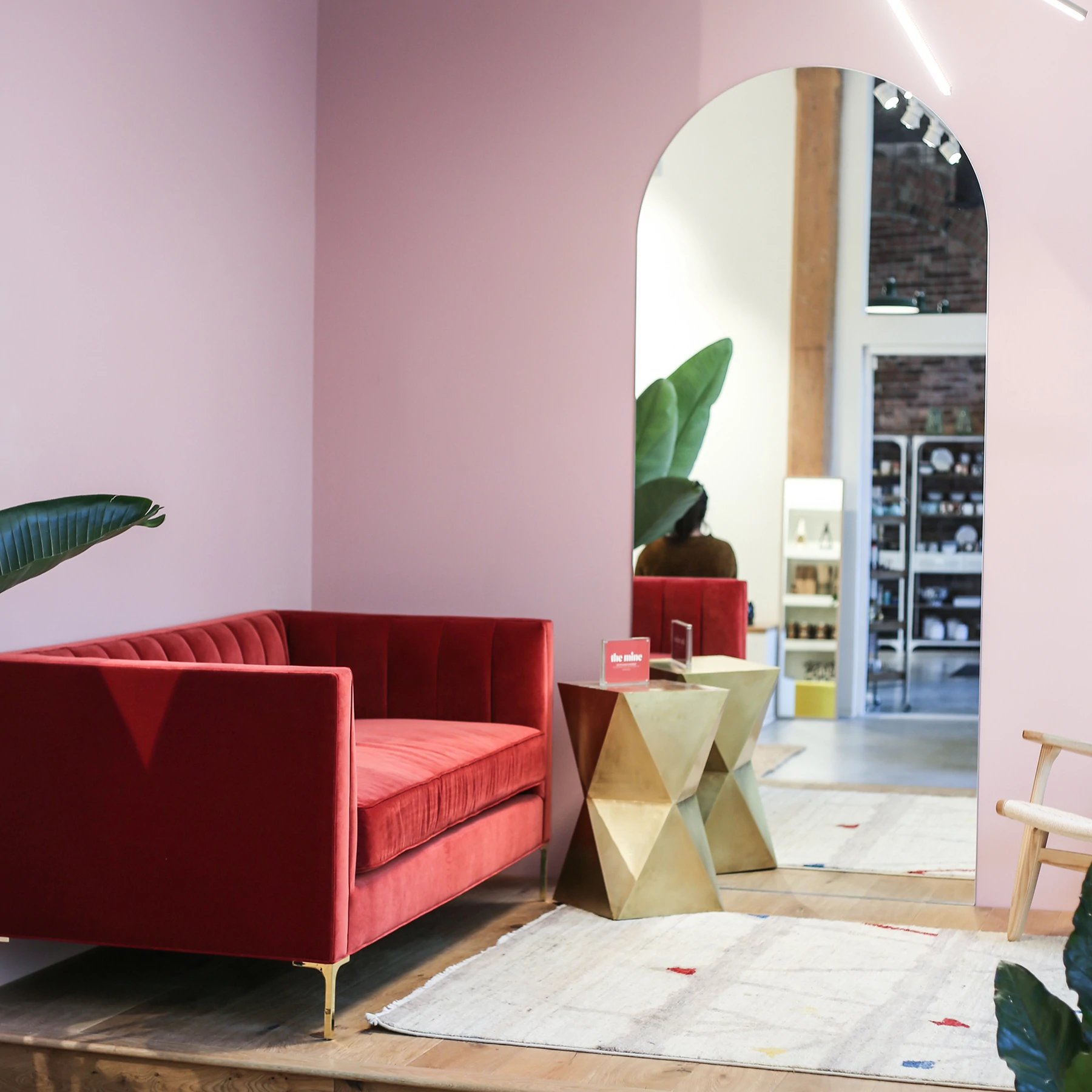 Intérieur d'un magasin aux murs roses et canapé rouge