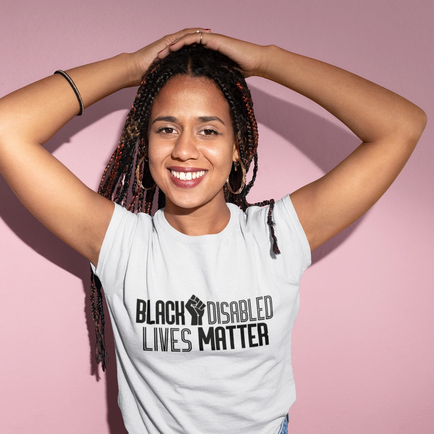 Das Model trägt ein T-Shirt mit der Aufschrift „Black disabled lives matter“