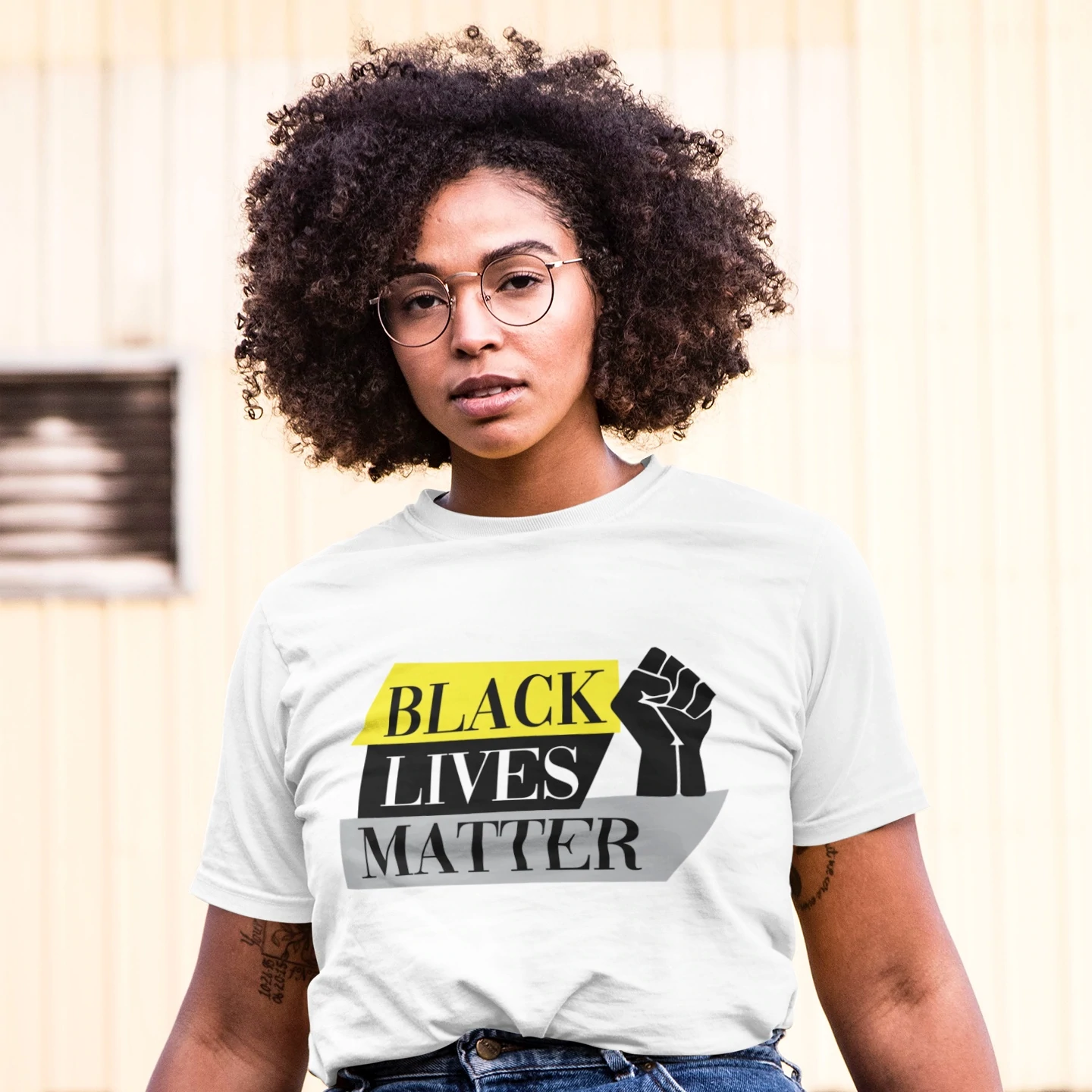 Das Model trägt ein T-Shirt mit der Aufschrift „Black Lives Matter“