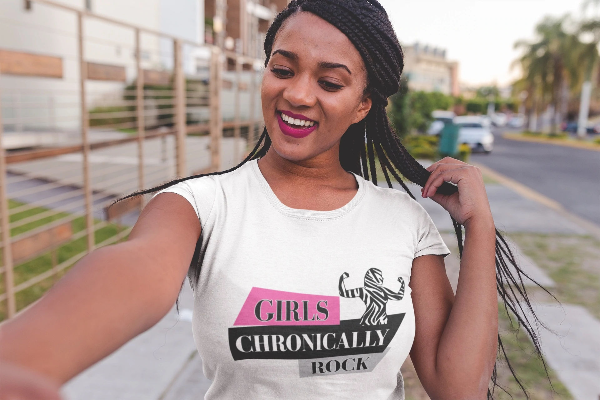 Model trägt ein T-Shirt mit der Aufschrift „Girls Chronically Rock“