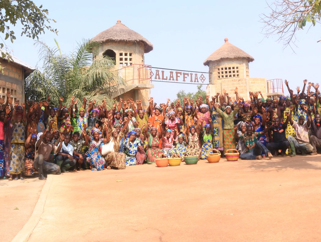 Anggota tim Alaffia di gerbang koperasi mereka.