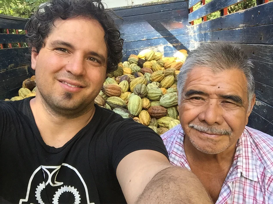 Michael Sacco, bersama Don Flor, salah satu petani di Meksiko yang bekerja langsung dengan ChocoSol