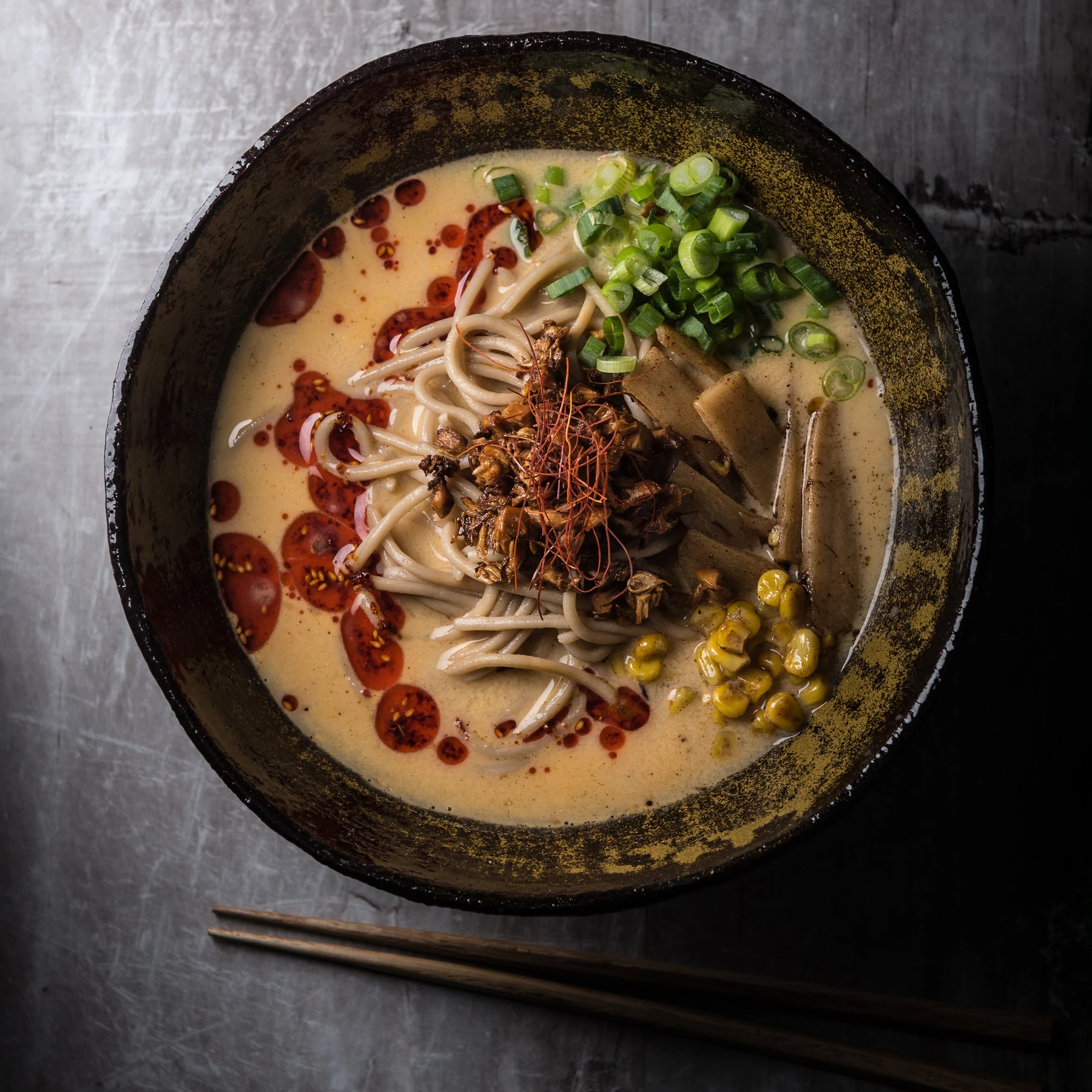 Uma tigela de ramen vegan, um tiro de cima em uma mesa