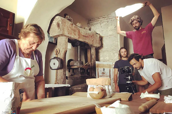 Nonna Nerina enregistre un cours virtuel de fabrication de pâtes.