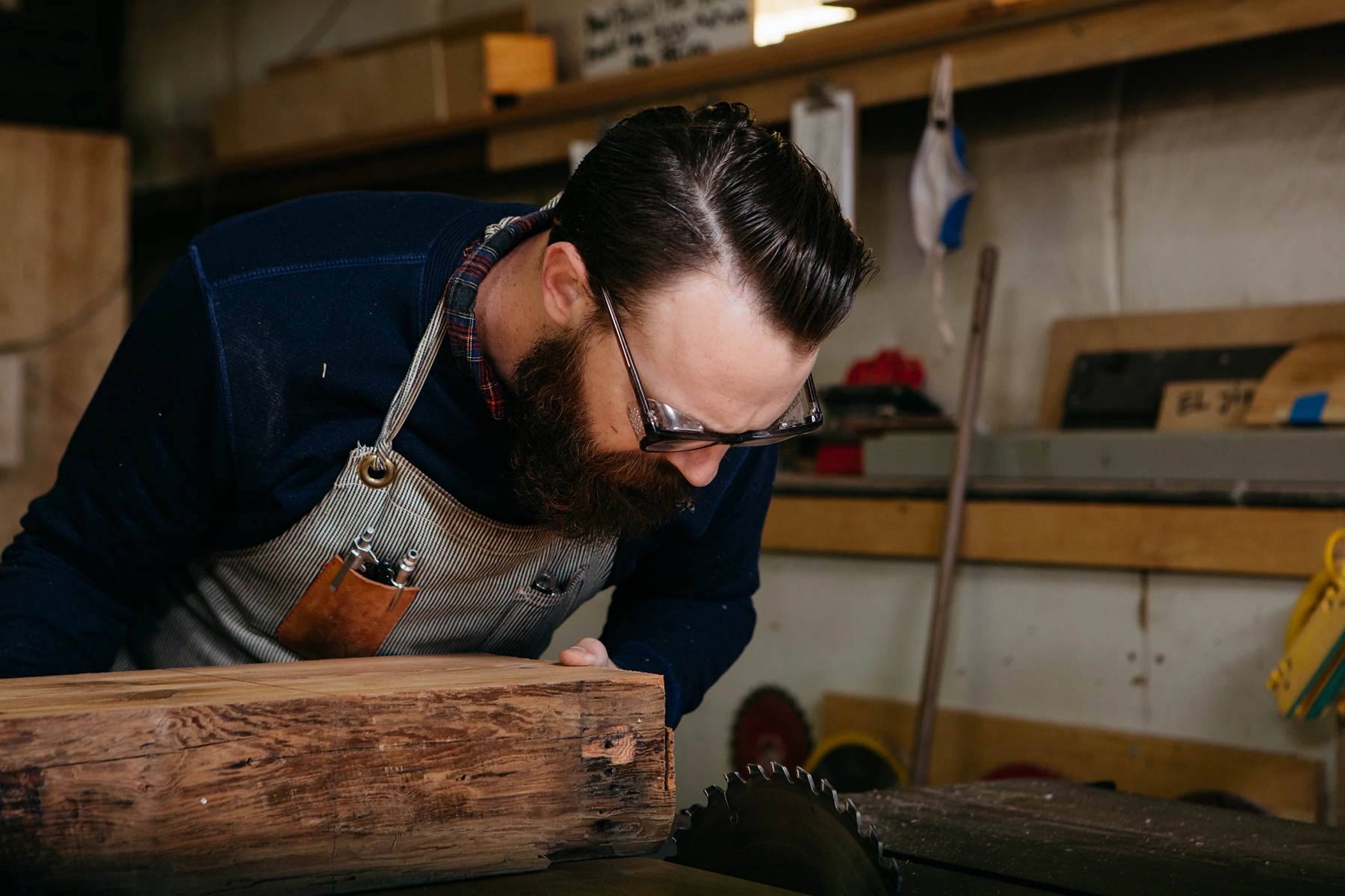 Um fabricante trabalha em um negócio de hobby fazendo marcenaria