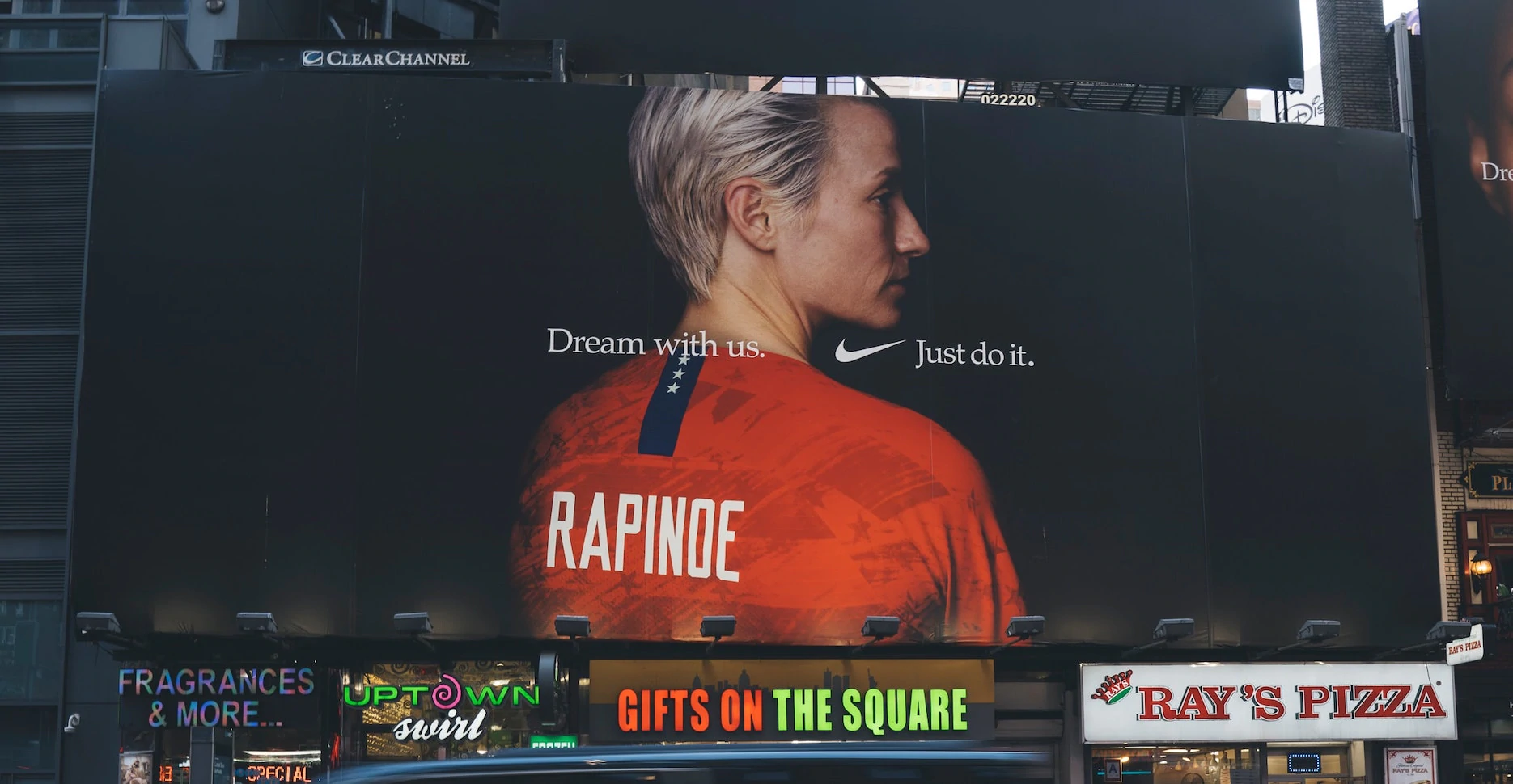 Um outdoor da Nike com a imagem da jogadora de futebol Megan Rapinoe que diz: Sonhe com a gente. Apenas faça.